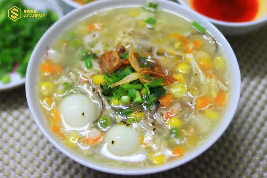 Nên cắt nhỏ thức ăn để hoạt động miệng không ảnh hưởng đến vết thương