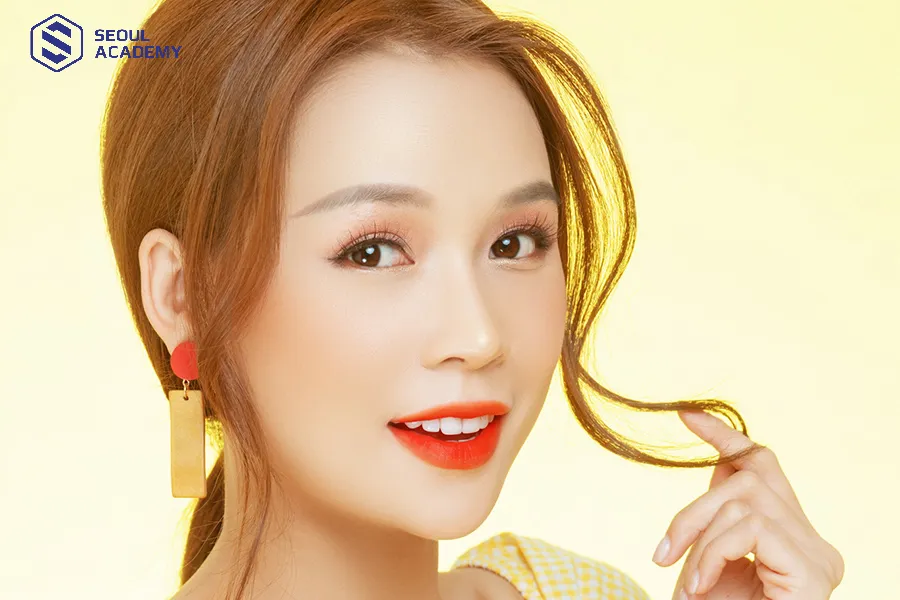 Phun môi màu đỏ cam phù hợp với chị em từ 18-35 tuổi