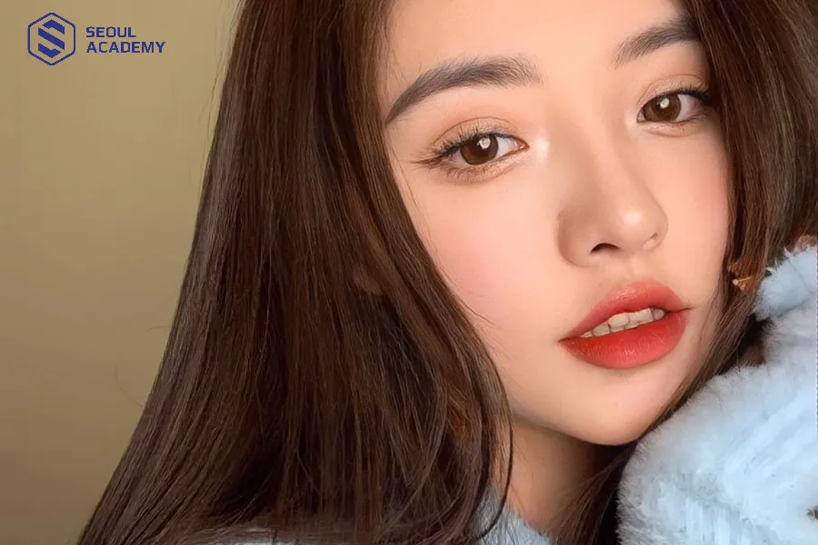 Trung bình phun môi tông màu đỏ cam sẽ giữ màu từ 1-2 năm