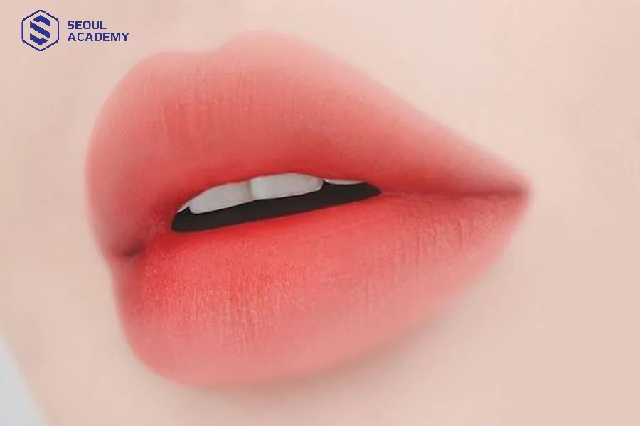 Màu đỏ cam đào mang lại vẻ tự nhiên nhưng không kém phần tươi tắn