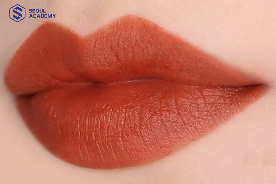 Phun môi màu đỏ cam đất giúp chị em có vẻ ngoài thu hút hơn