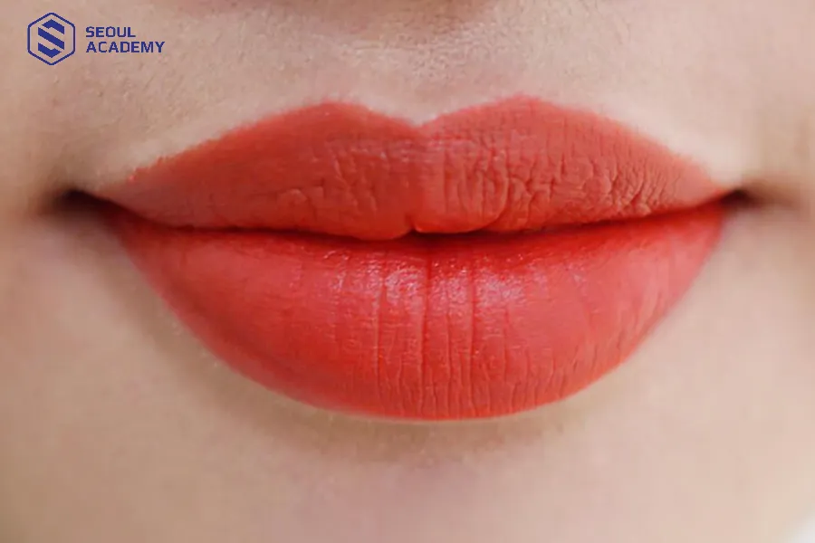 Màu đỏ cam tươi là tông màu nhiều chị em chọn để phun xăm