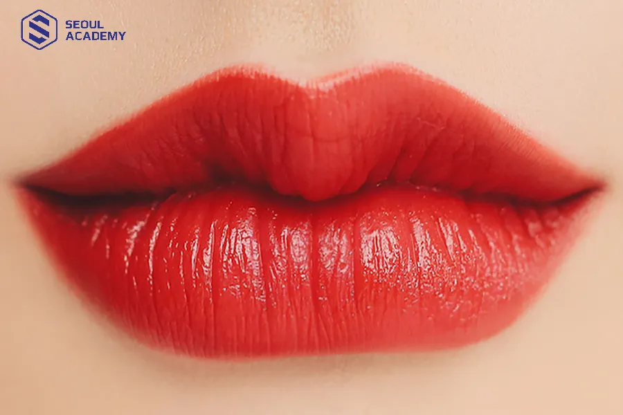 Màu đỏ cam đậm giúp đôi môi nổi bật và quyến rũ