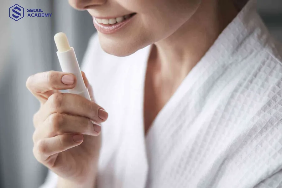 Dưỡng môi thường xuyên trong suốt quá trình phục hồi sau phun môi