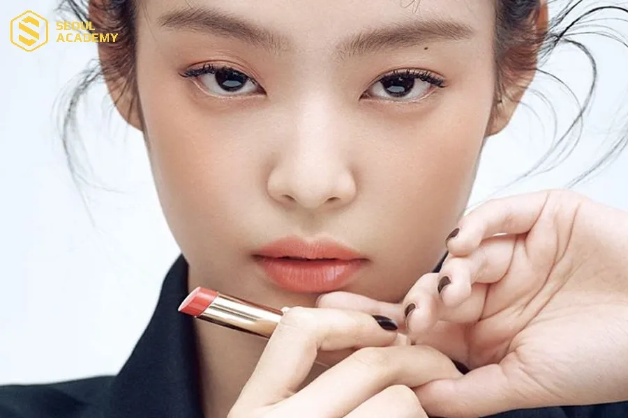 Đánh son nhiều vẫn có khả năng làm thâm môi nhưng không phải nguyên nhân duy nhất gây thâm môi