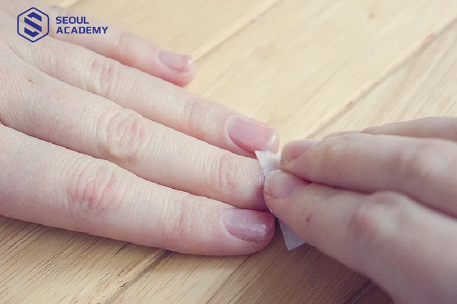 Làm sạch các mảng sơn thừa bám trên da để đôi tay xinh đẹp và “tác phẩm” chỉnh chu hơn