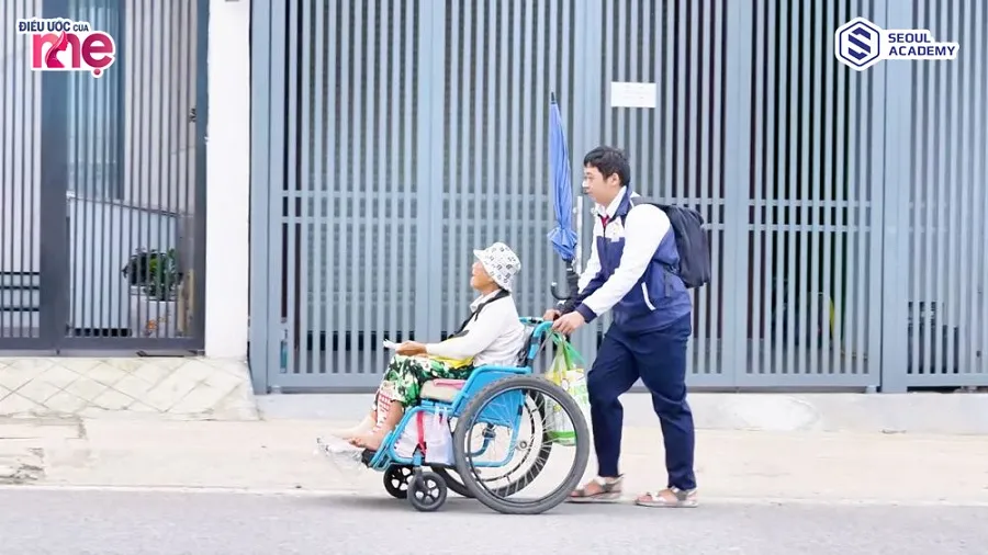 Hai bà cháu Hoàng rong ruổi khắp nẻo đường kiếm sống bằng nghề bán vé số