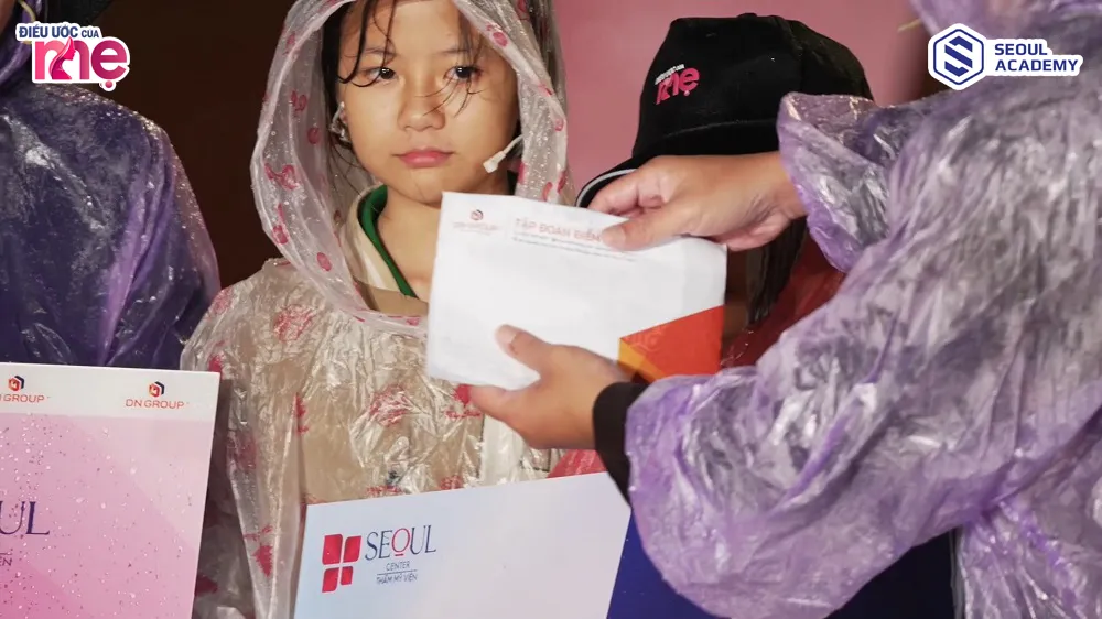 Một mạnh thường quân giấu tên đã gửi đến chương trình số tiền 20 triệu trao cho mỗi gia đình