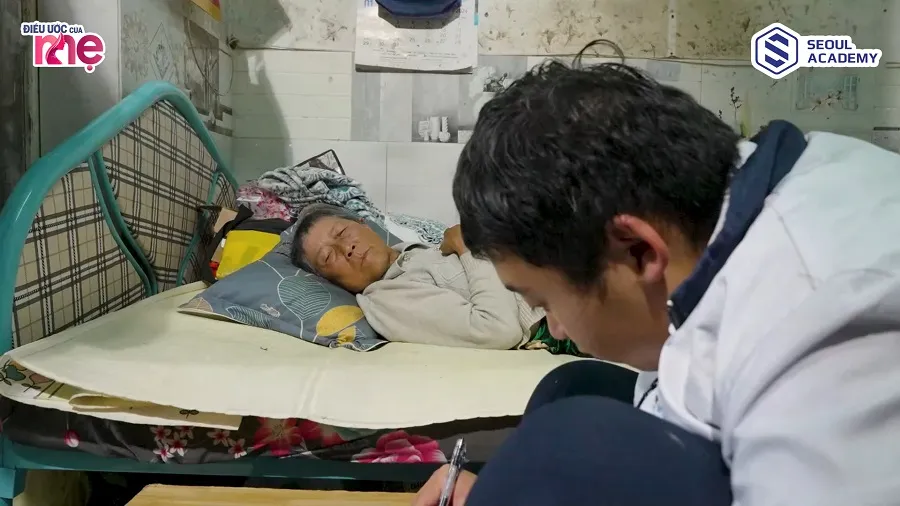 Dù cuộc sống hai bà cháu vất vả, vô vàn khó khăn nhưng Hoàng vẫn chăm chỉ học hành vì một tương lai tươi sáng