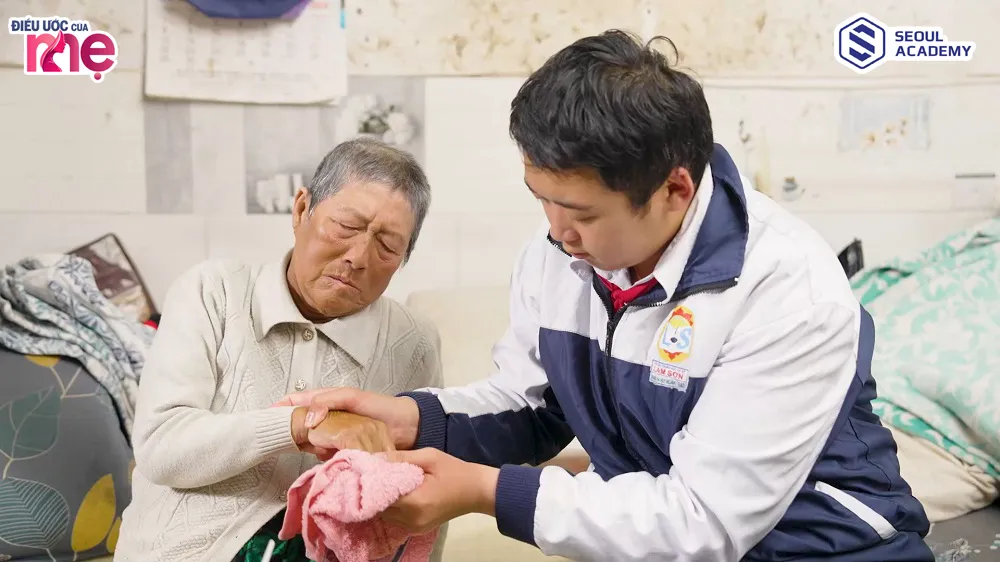 Bà bị tai biến, mất khả năng lao động, đi lại, nên một mình Hoàng chăm sóc bà mỗi ngày