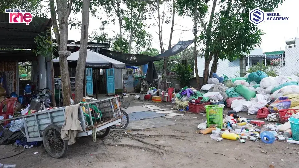 Ba mẹ con chị Huệ nương tựa nhau sống trong căn nhà xập xệ, nhỏ bé, bao quanh là ve chai ô nhiễm