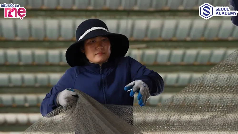 Thương con, chị Huệ mạnh mẽ bỏ quê hương đến xứ người lạ lẫm làm nhiều công việc khác nhau để có tiền nuôi sống gia đình