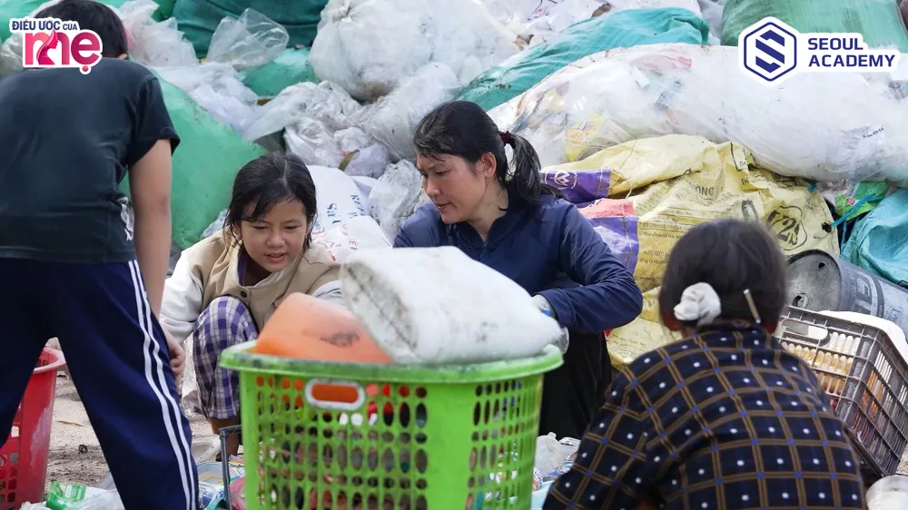 Cả gia đình chị Huệ mưu sinh bằng nghề nhặt ve chai, bữa đói bữa no