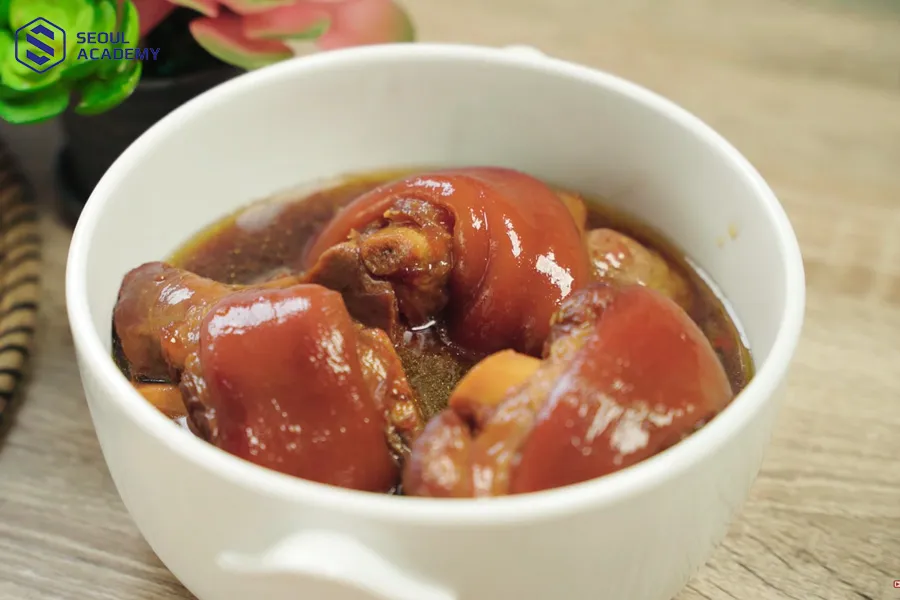 Chân giò kho tàu là món ăn yêu thích của người dân miền Nam