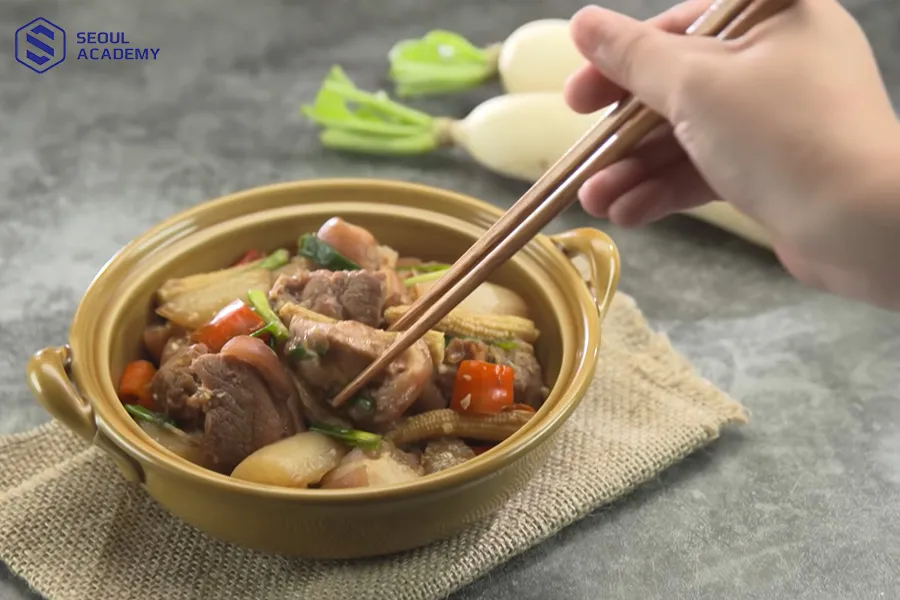 Chân giò kho củ cải phù hợp cho mâm cơm vào những ngày mưa se lạnh