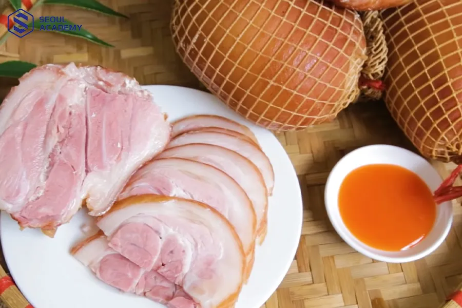 Chân giò nhiều thịt, ít mỡ phù hợp để làm món chân giò hun khói hấp dẫn