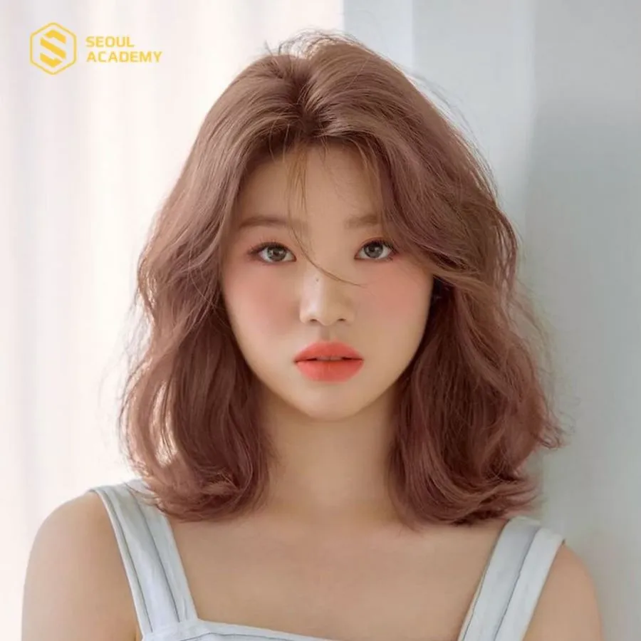 Kiểu tóc uốn xoăn lơi giúp làm các chị U40 trở nên xinh đẹp hơn