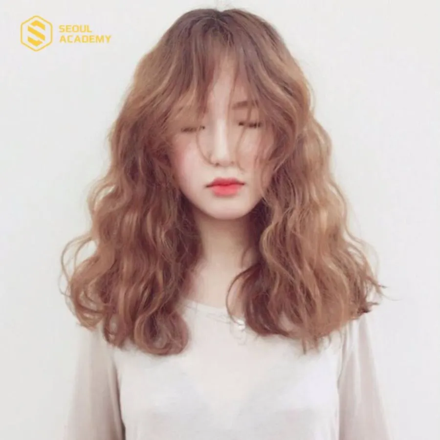 Đây là kiểu tóc ngắn cho mặt tròn tuổi 40 giúp gương mặt trở nên thon gọn, nữ tính