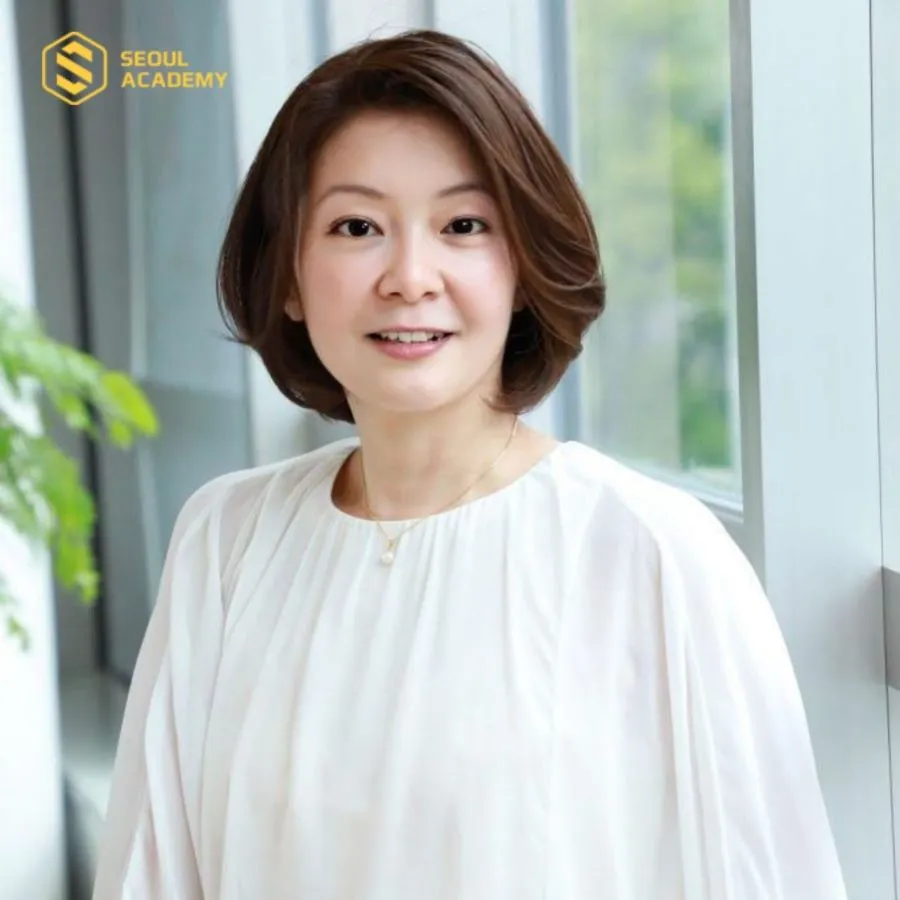 Tóc ngắn layer ôm mặt khi kết hợp mái bay rẽ ngôi giữa sẽ trông thanh lịch và thêm vài phần cuốn hút