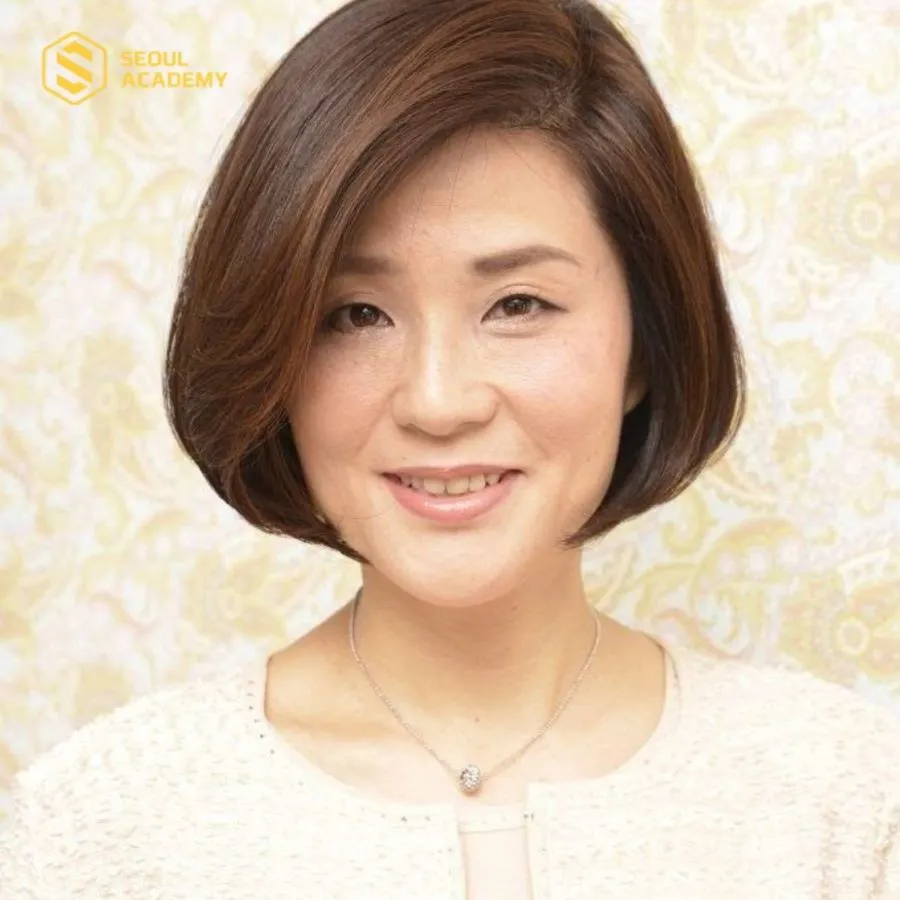 Đây là kiểu tóc ngắn được uốn cụp vào trong nên sẽ khá phù hợp với những chị em bận rộn không có nhiều thời gian chăm sóc tóc