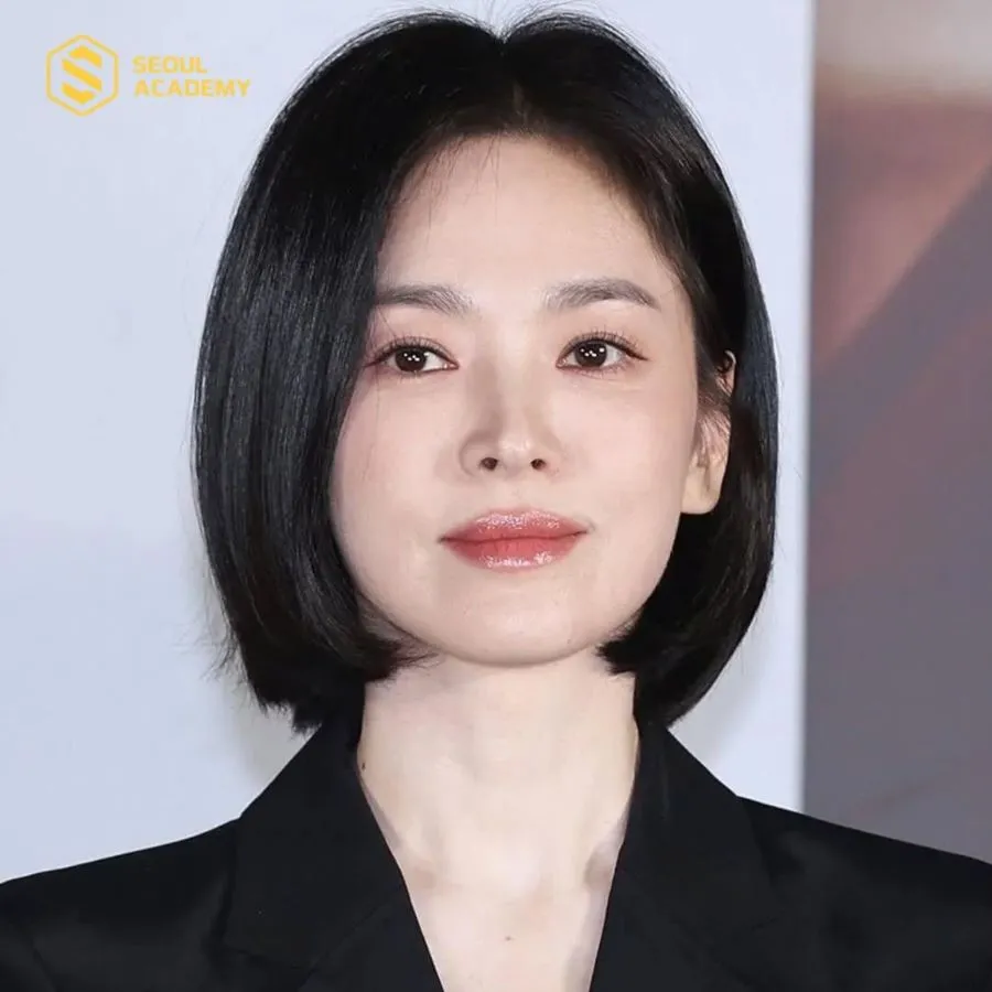 Tóc ngắn khi được duỗi phồng tự nhiên sẽ giúp gương mặt trông gọn gàng và tạo cảm giác mái tóc suôn mượt