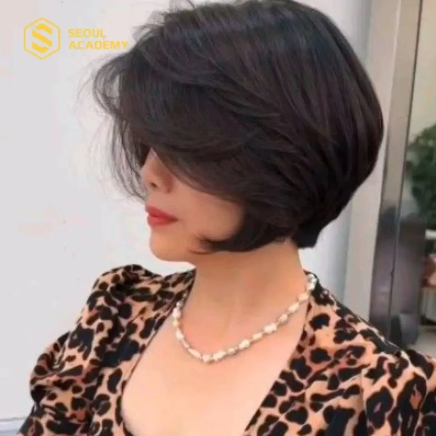 Tóc mullet layer mềm là kiểu tóc ngắn cho mặt tròn tuổi 40 vừa cá tính vừa che khuyết điểm trên mặt rất tốt