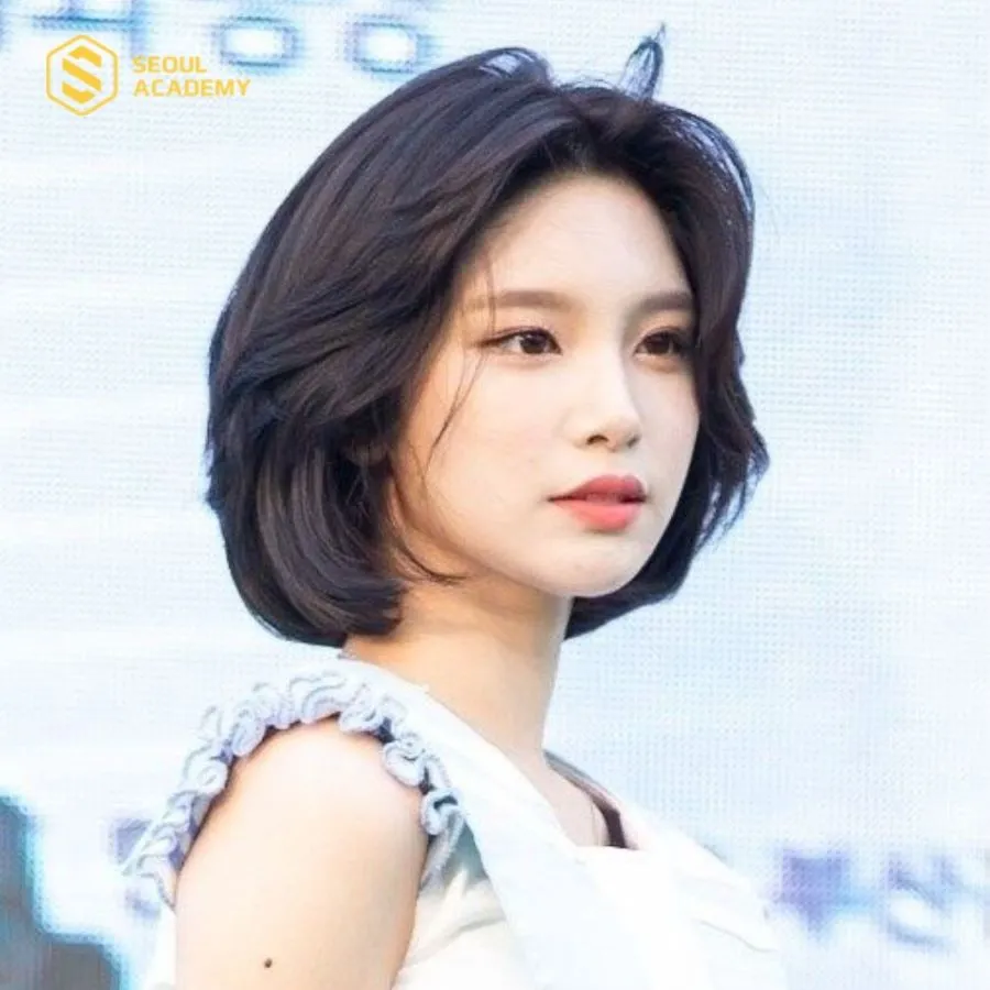 Khi uốn phồng chân tóc sẽ giúp nâng tóc cao hơn tạo hiệu ứng khuôn mặt thon gọn và che khuyết điểm hai bên thái dương