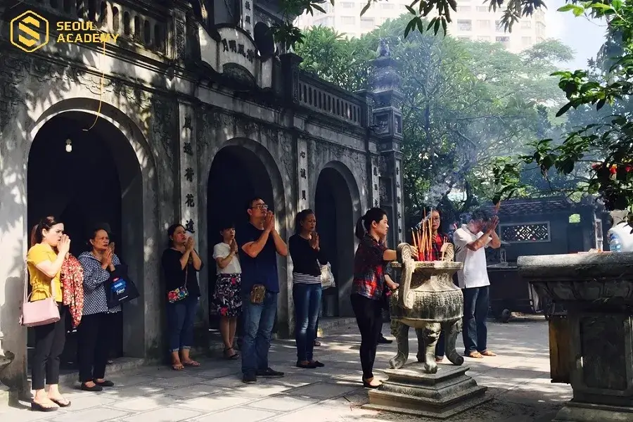 Nếu đi đền bạn chỉ nên vái vọng bên ngoài, hạn chế bước sâu vào bên trong