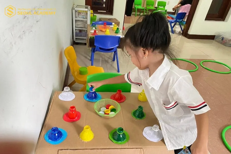 Trẻ em tự kỷ học tập tại trung tâm Hoa Cúc Trắng