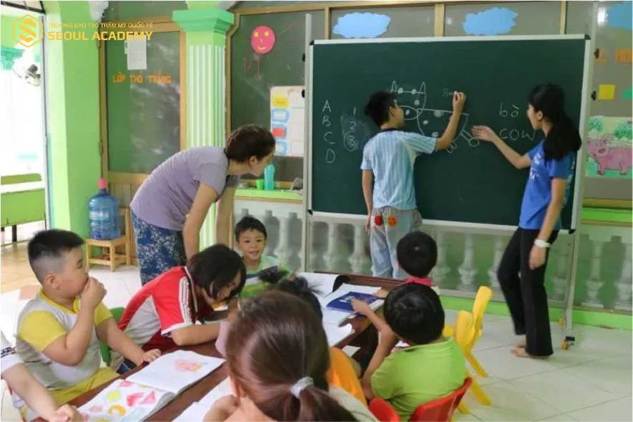 Giờ học của trẻ em tại trường chuyên biệt Bim Bim