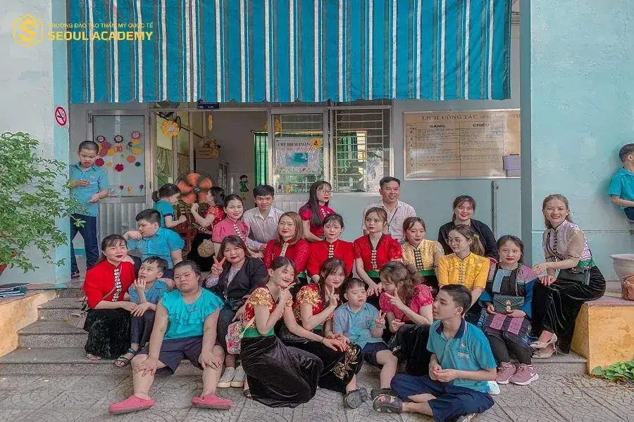 Trẻ em tự kỷ nhiều độ tuổi tại trường giáo dục chuyên biệt Tương Lai