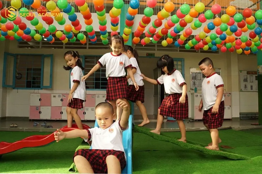 Trẻ em tự kỷ sinh hoạt tại trường mầm non Hoa Phượng Đỏ