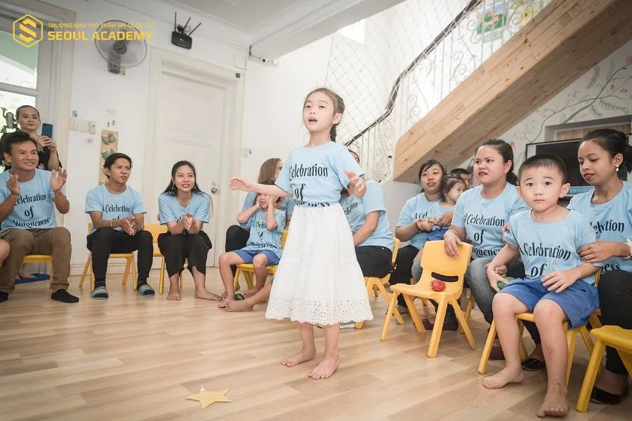 Trẻ em tự kỷ trong giờ học âm nhạc tại trường