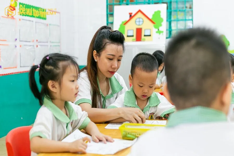 Trẻ em tự kỷ trong giờ học tại trung tâm Rồng Việt