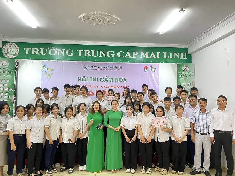 Trường trung cấp Mai Linh tổ chức cuộc thi cắm hoa chúc mừng ngày 20/11