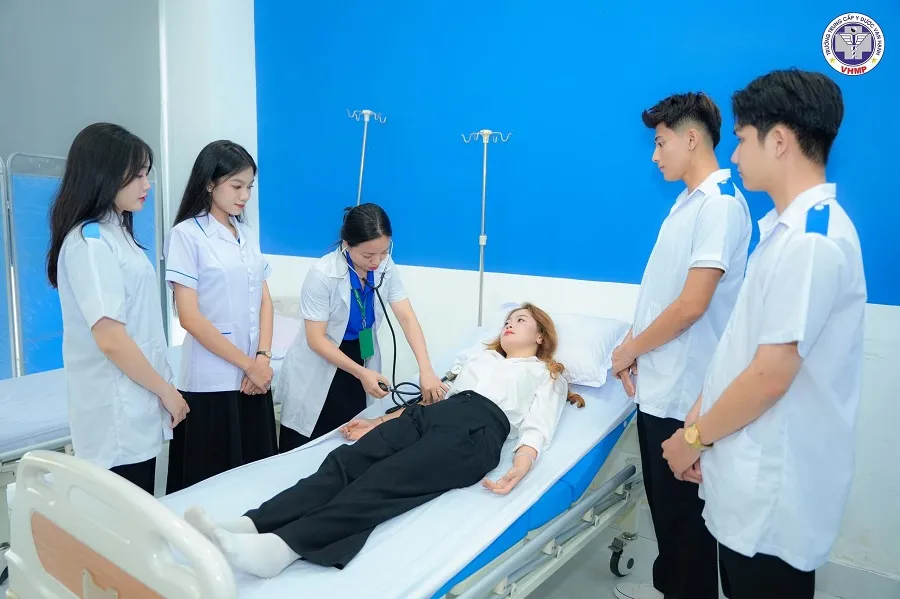 Học viên trường trung cấp Y dược Vạn Hạnh tại buổi trải nghiệm thực hành