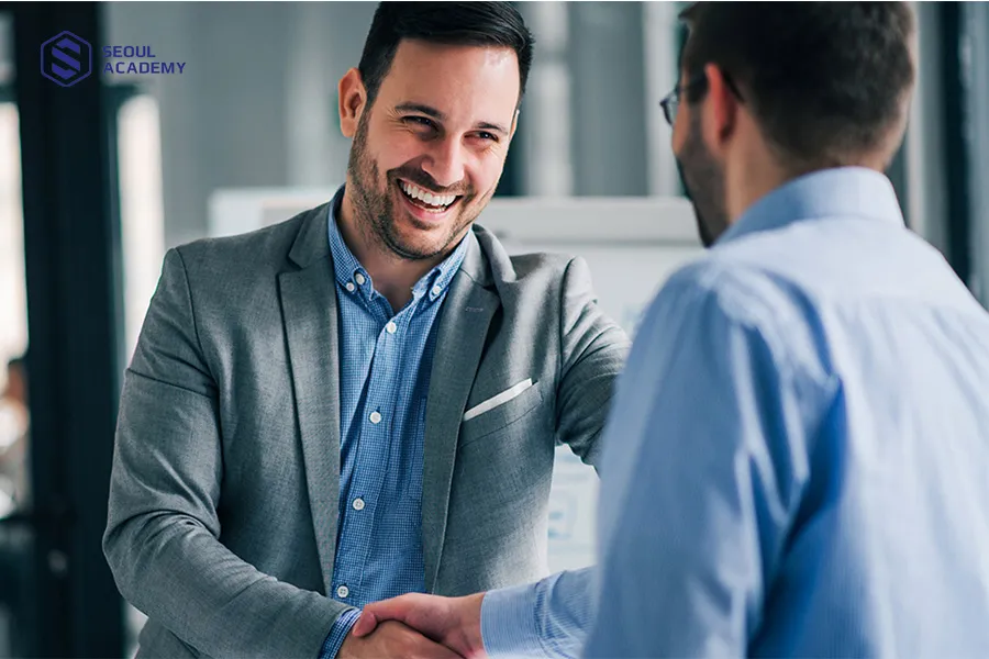 Người kinh doanh có thể đeo móng hổ giúp công việc suôn sẻ