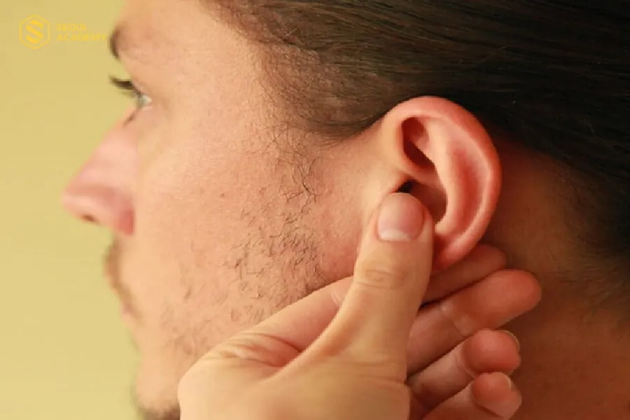 Lỗ tai nhỏ, đặc biệt vành tai hướng ra ngoài dự báo về cuộc đời luôn gặp khó khăn và dễ đoản thọ