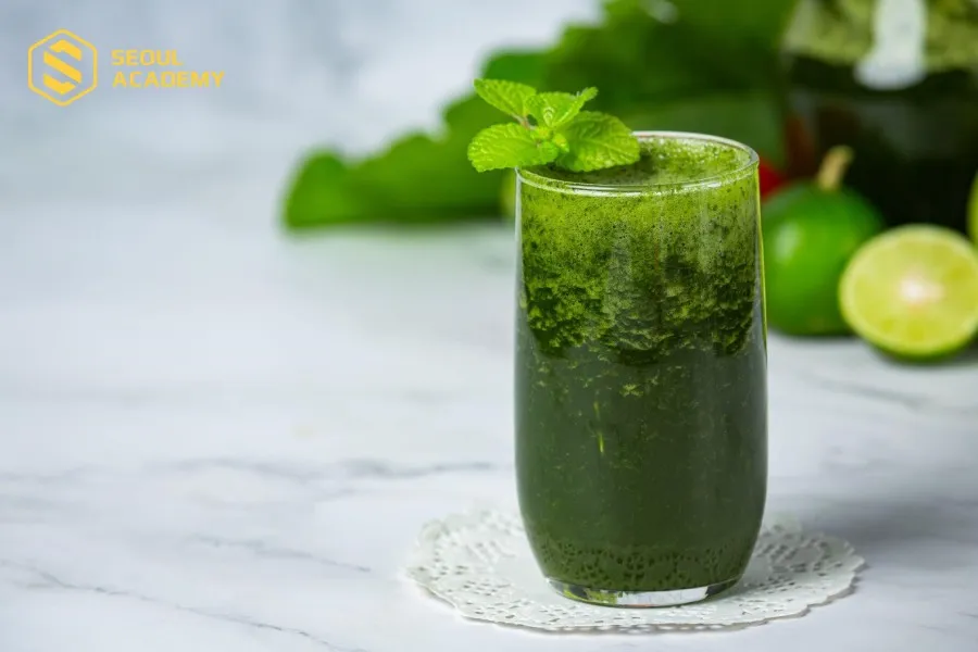 Uống nước rau má hoặc chế biến canh rau má để làm mát gan