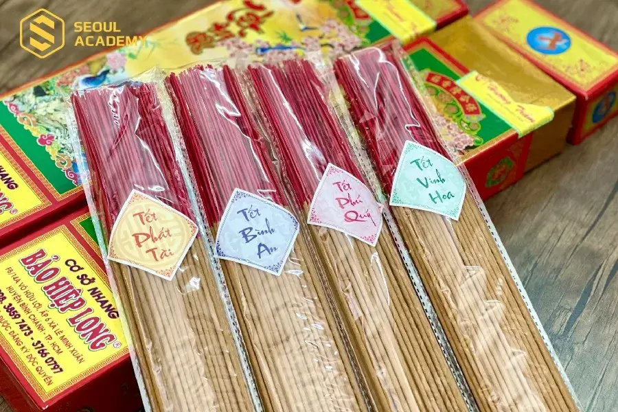 Kinh doanh nhang đèn ngày Tết thu hút nhiều khách hàng