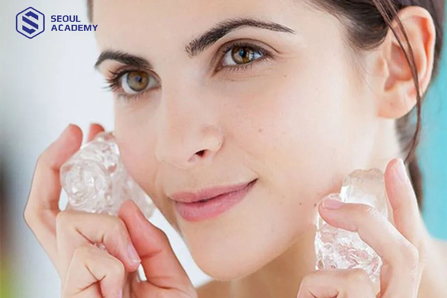 Dùng đá lạnh để xử lý tình trạng sưng môi sau xăm