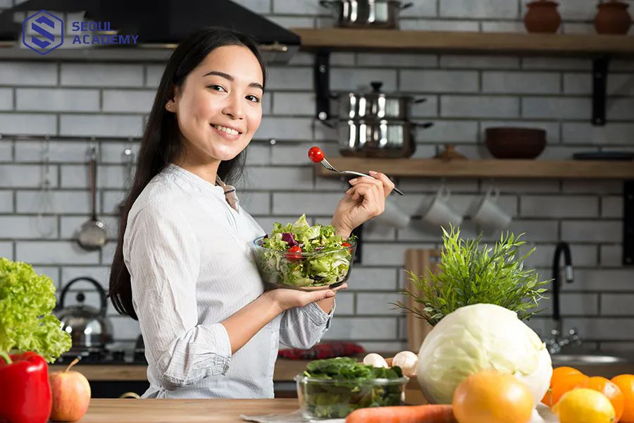 Điều chỉnh chế độ ăn uống giúp môi nhanh hết sưng sau xăm