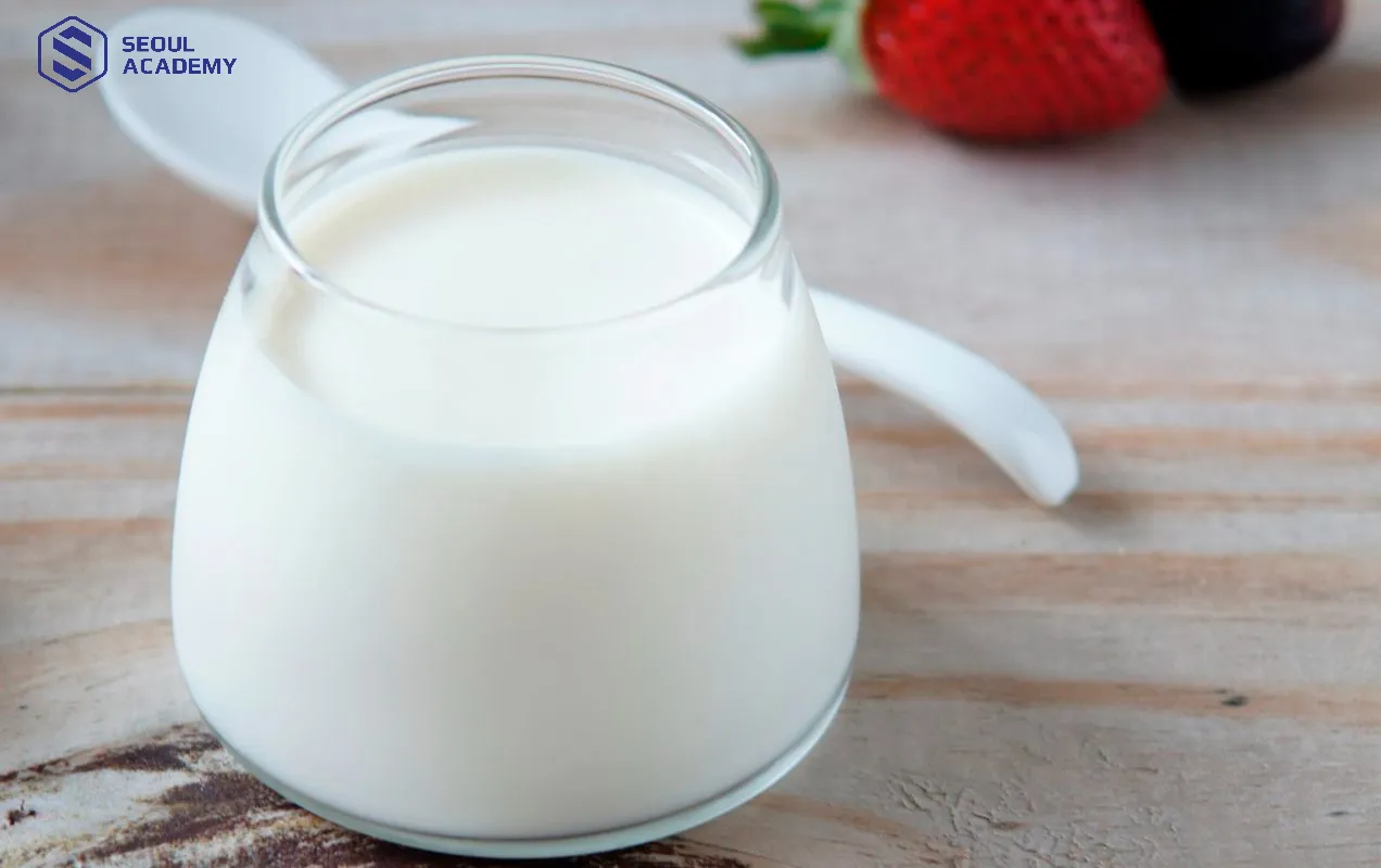 Ăn sữa chua kháng viêm, làm mịn môi sau xăm