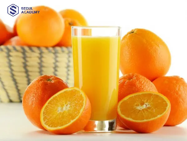 Uống nước cam lên màu môi xinh