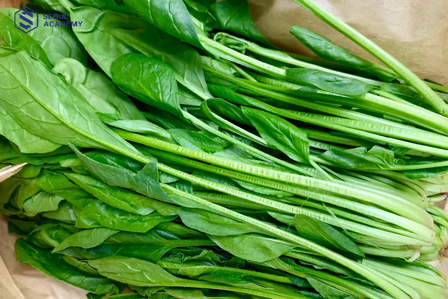 Cải bó xôi là loại thực phẩm tốt cho quá trình phục hồi của môi sau phun