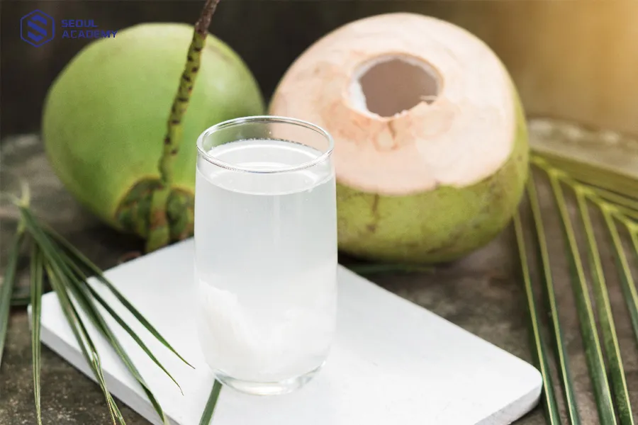 Nước dừa rất tốt cho sự lên màu của môi sau khi phun