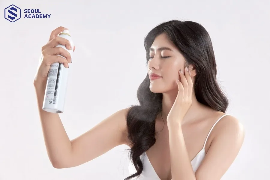 Không nên dùng xịt khoáng thay cho xịt khóa nền