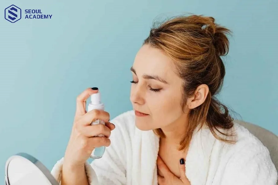 Bạn có thể kết hợp xịt khoáng và xịt makeup trong quy trình trang điểm giúp lớp nền lâu bền hơn