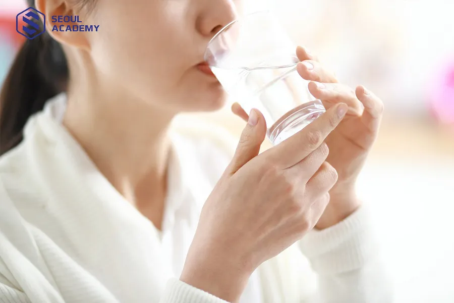 Nước giúp dưỡng ẩm và thải độc tố trong cơ thể ra ngoài