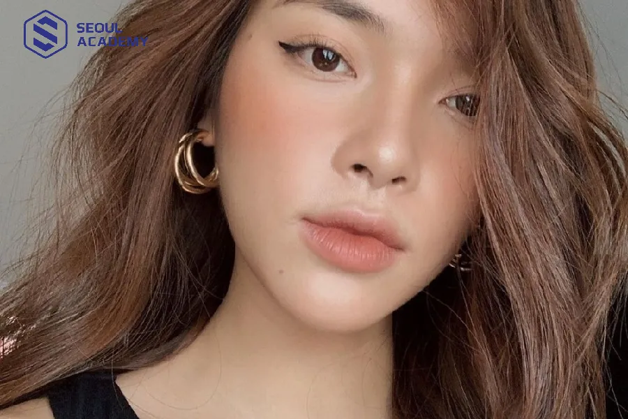 Môi cherry là một trong các kiểu môi được ưa chuộng nhất trong thời gian gần đây, sở hữu đôi môi này giúp bạn vừa có vẻ trong sáng vừa mang nét gợi cảm